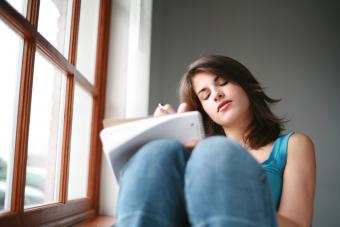 Mujer escribiendo carta