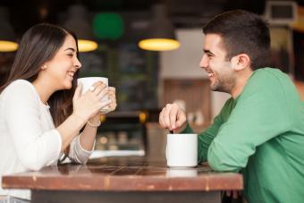 Hombre y mujer disfrutando de una charla en un café