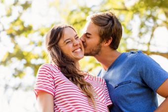 Pareja besándose en el parque