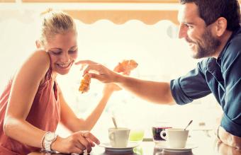 Pareja desayunando juntos