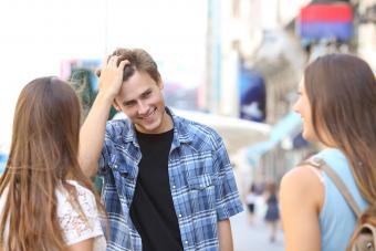 hombre coqueteando con chicas