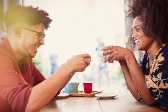 Pareja conversando mientras toman un café