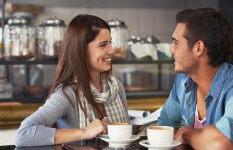 Pareja conversando y conociéndose