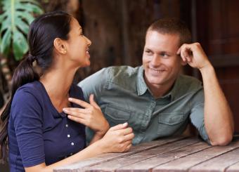 Pareja conversando intimamente