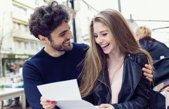 Hombre le entrega carta de amor a su pareja