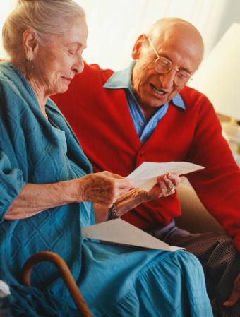 Pareja leyendo carta de amor juntos