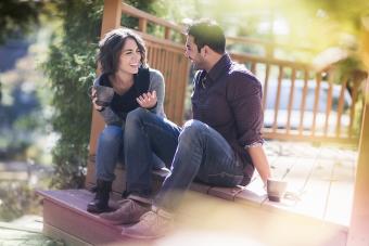Pareja haciendose preguntas