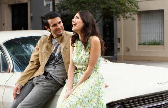 Pareja hablando en la calle