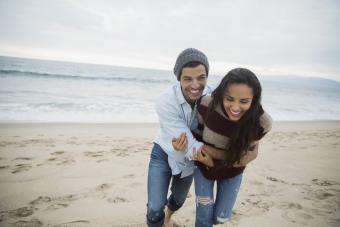 Pareja juguetona en la playa