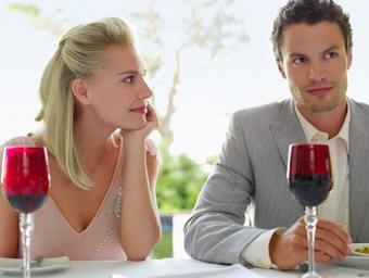 Mujer admirando a hombre