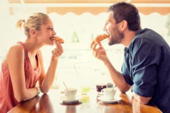 Pareja desayunando