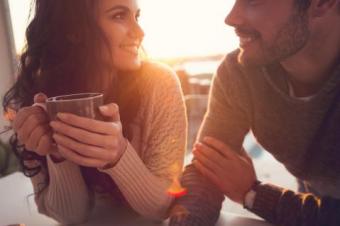 Pareja tomando café y hablando