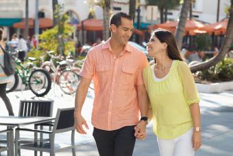 Pareja caminando y tomados de la mano