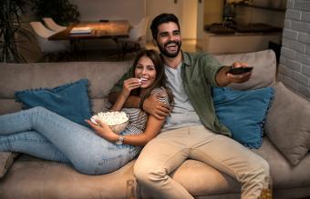 Pareja en el sofá viendo la televisión