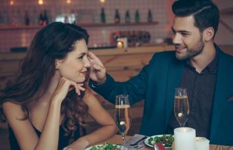 pareja teniendo una cena romántica