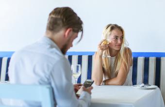 Pareja en un restaurante y el chico pendiente del movil