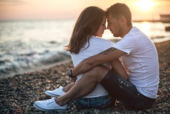 Pareja enamorada en la playa