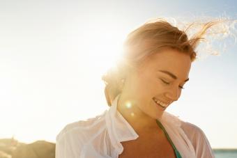 Mujer en la playa sonriendo