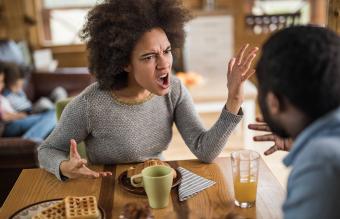 Mujer molesta con su pareja