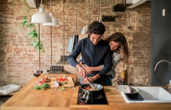 Pareja cocinando juntos