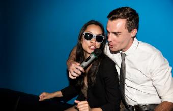 Pareja feliz cantando karaoke