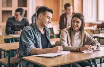Adolescentes flirteando en clase