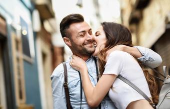 Pareja afectuosa en la calle
