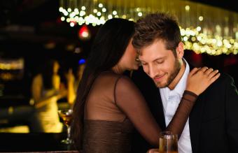 Pareja flirteando en un club