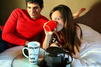 Pareja feliz desayunando