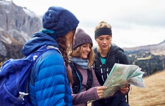 Tres mujeres jóvenes de excursión
