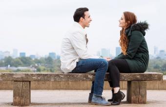 Pareja conversando en el parque