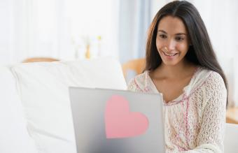 mujer en busca de pareja compatible