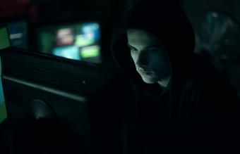 Hacker escondido en la oscuridad