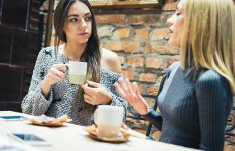 Dos chicas en un café