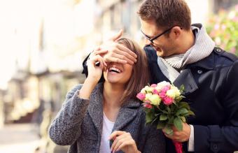 hombre sorprendente mujer con flores