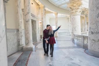 Pareja paseando por museo