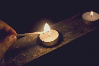 Encender una vela con un fósforo