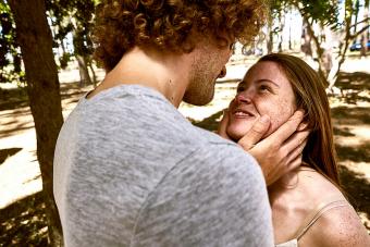 Pareja feliz enamorada en el parque