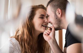 Pareja compartiendo un trozo de chocolate