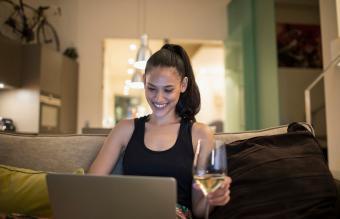 Mujer sonriente usando su laptop