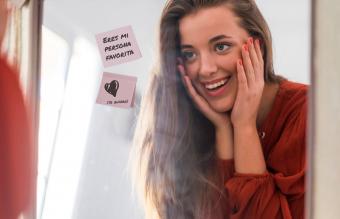 Mujer encontrando notas de amor en el espejo