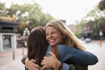 Amigas se abrazan en la calle urbana