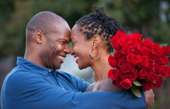 Dos personas enamoradas mirándose a los ojos