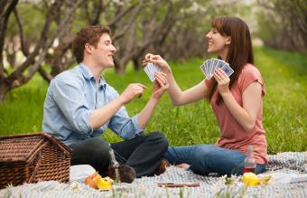 Pareja de jóvenes jugando a las cartas
