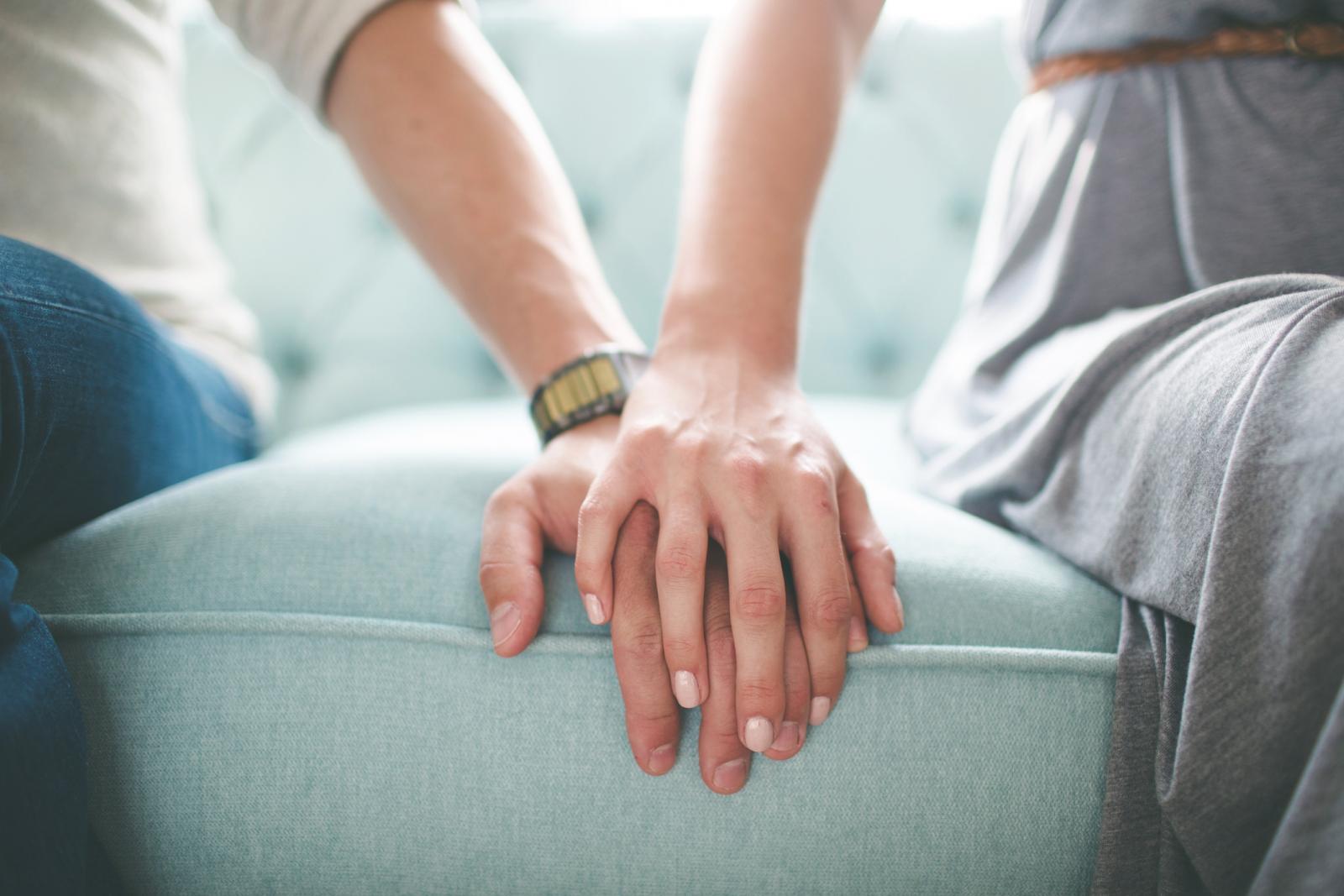 Pareja tomándose de la mano