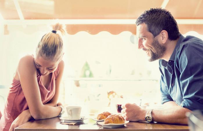 Pareja joven en una conversación romántica