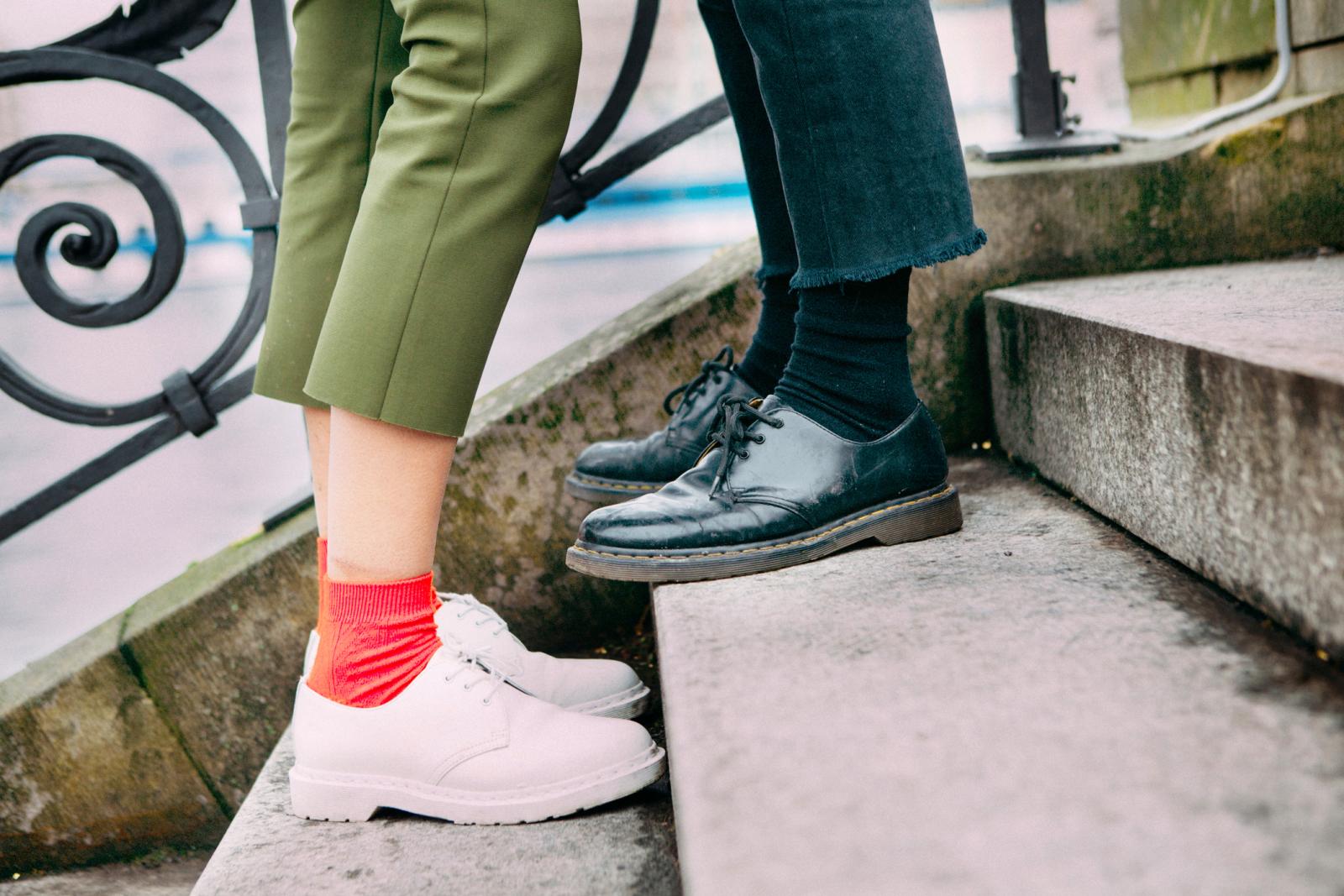 Una pareja en unos escalones