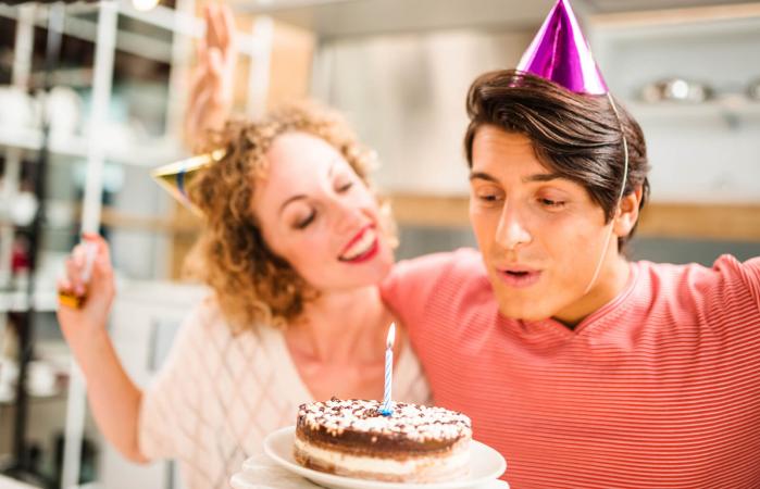 Celebrando su cumpleaños juntos