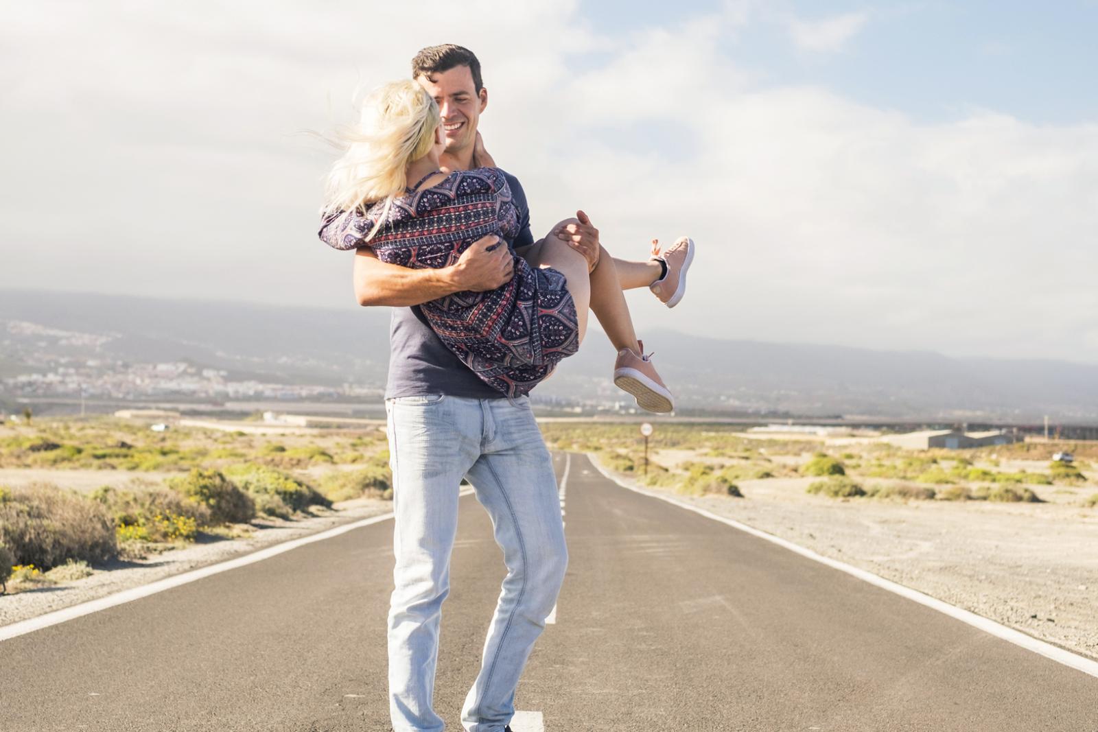 hermosa pareja disfruta un día de verano