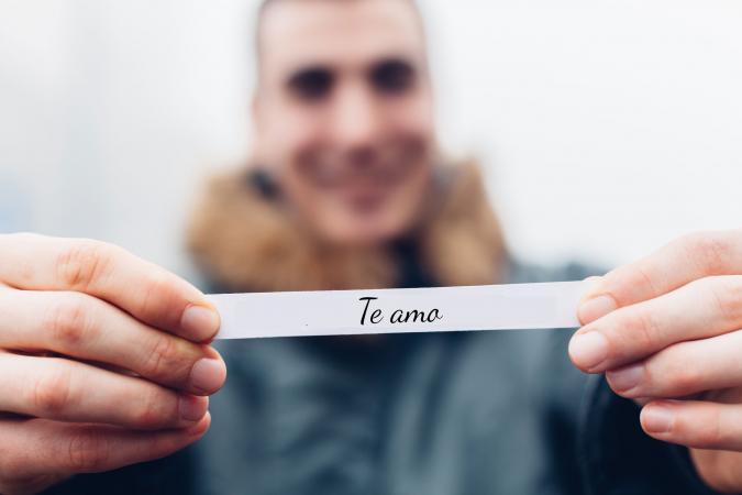 hombre con te quiero firmar